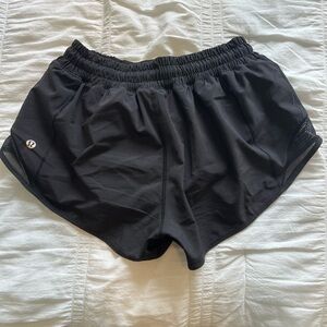 black lululemon size 4 hotty hot shorts 2.5” great condition